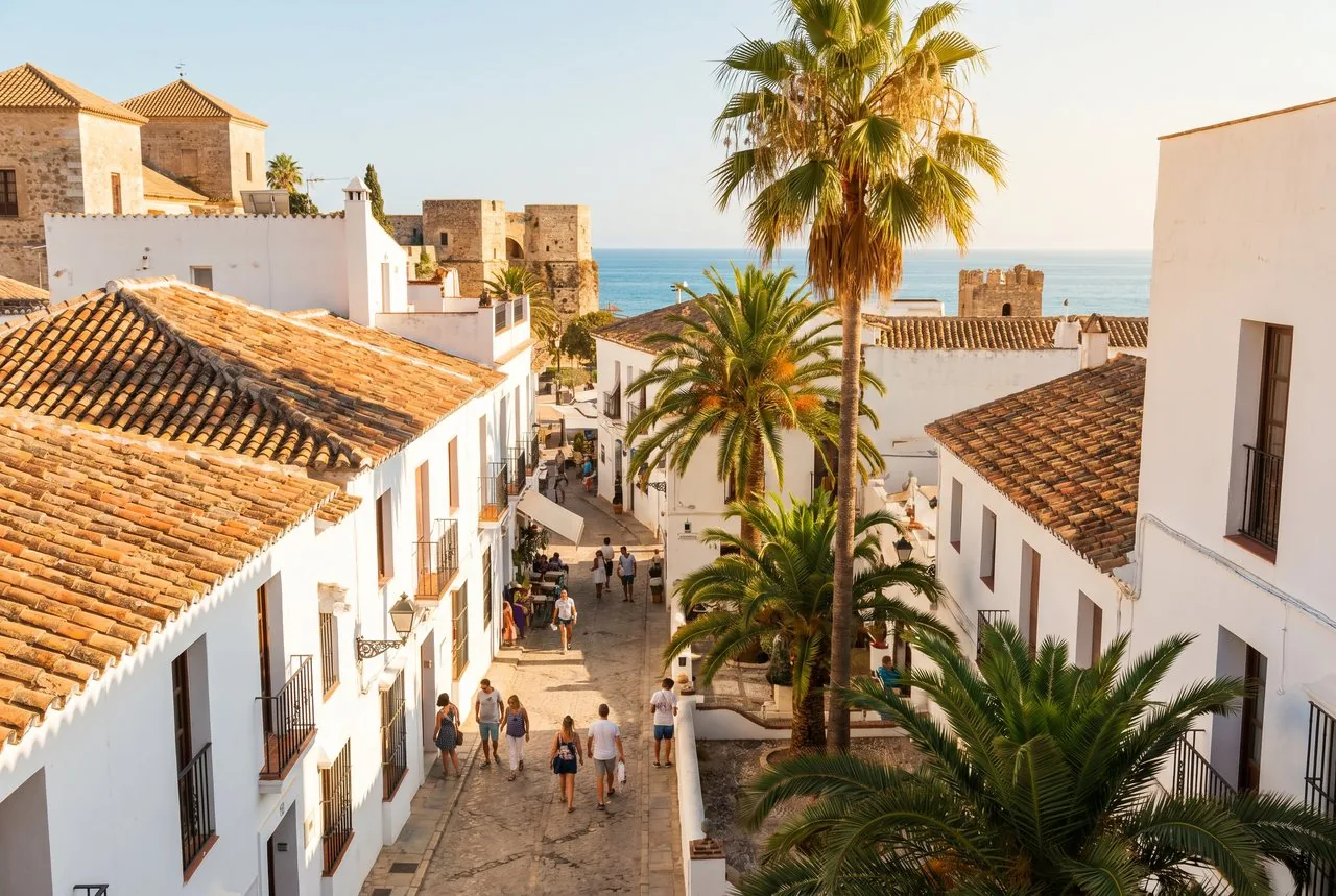 Altstadt von Málaga mit Kathedrale und Palmen